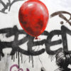 tableau deco la petite fille et le ballon rouge street art graffiti banksy